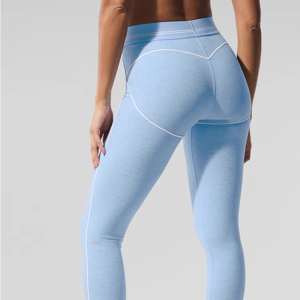 Alo yoga  leggings 

Color seashell blue heather/white 

Size small - Picture 4 of 6